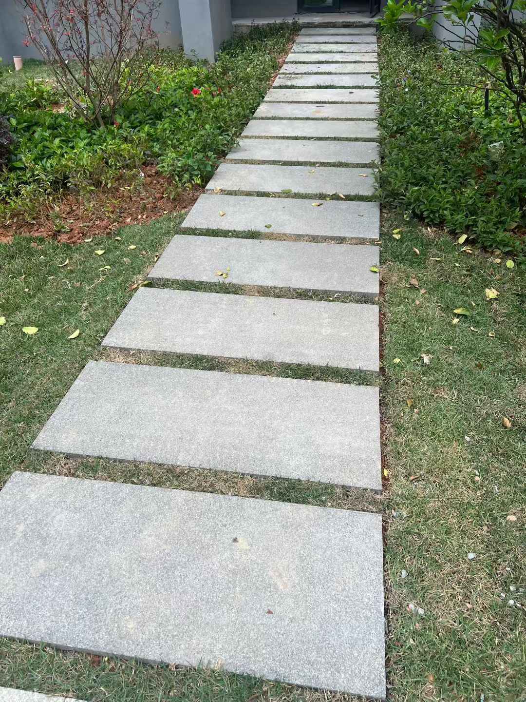广安 芝麻黑小区踏步、汀步石铺装效果