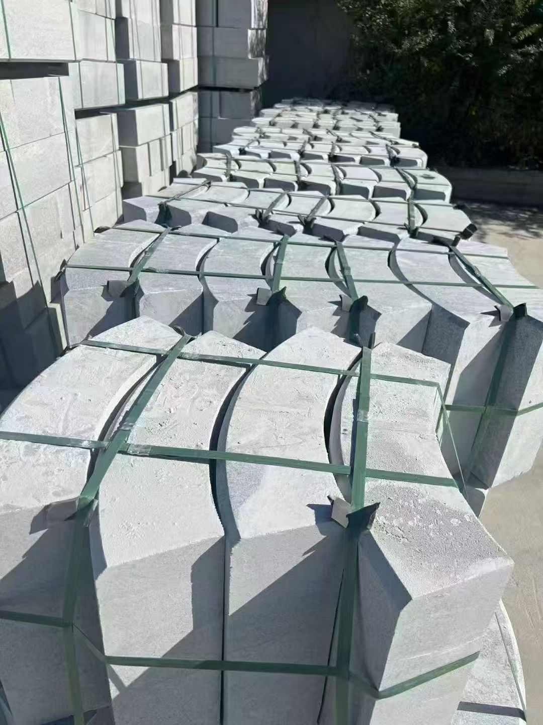 广安 芝麻灰弧形路沿石